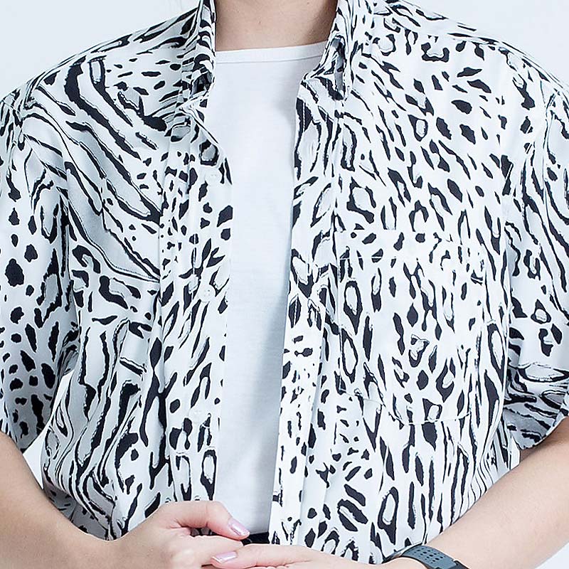 Mr.540 เสื้อเชิ้ตผู้หญิงแขนสั้น ลาย Snow Leopard สีขาว - Image 3
