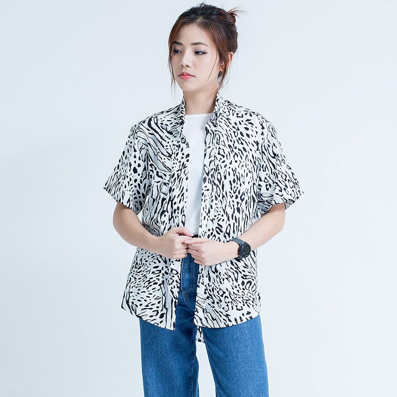Mr.540 เสื้อเชิ้ตผู้หญิงแขนสั้น ลาย Snow Leopard สีขาว