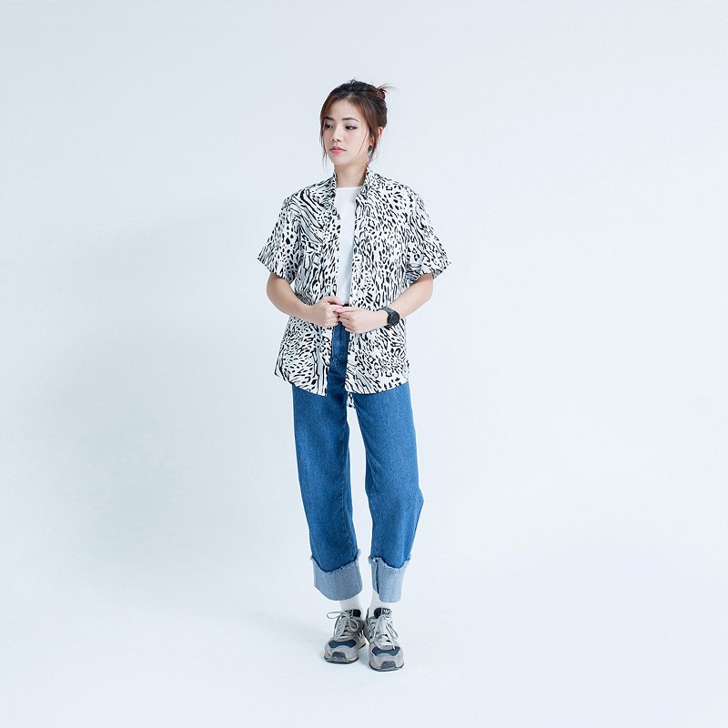 Mr.540 เสื้อเชิ้ตผู้หญิงแขนสั้น ลาย Snow Leopard สีขาว - Image 4