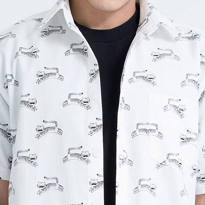 Mr.584 เสื้อเชิ้ตผู้ชายแขนสั้น ลาย Tiny Tiger สีครีม - Image 3