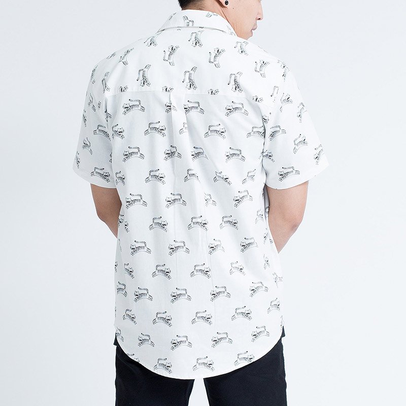 Mr.584 เสื้อเชิ้ตผู้ชายแขนสั้น ลาย Tiny Tiger สีครีม - Image 2