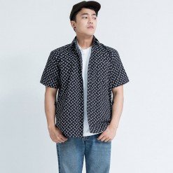 Mr.586 เสื้อเชิ้ตผู้ชายแขนสั้น ลายจุดรูปใบไม้สีดำ