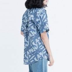 Alternative view of Mr.603 เสื้อเชิ้ตผู้หญิงแขนสั้น ลาย COCO Shadow สีนำ้เงิน