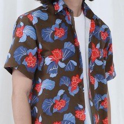 Mr.652 เสื้อเชิ้ตผู้ชายแขนสั้น ลายดอก Wild Lotus สีแดงฟ้าพื้นสีน้ำตาล - Image 3