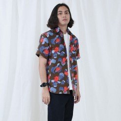 Mr.652 เสื้อเชิ้ตผู้ชายแขนสั้น ลายดอก Wild Lotus สีแดงฟ้าพื้นสีน้ำตาล