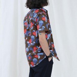 Alternative view of Mr.652 เสื้อเชิ้ตผู้ชายแขนสั้น ลายดอก Wild Lotus สีแดงฟ้าพื้นสีน้ำตาล