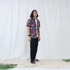 Mr.652 เสื้อเชิ้ตผู้ชายแขนสั้น ลายดอก Wild Lotus สีแดงฟ้าพื้นสีน้ำตาล - Image 4