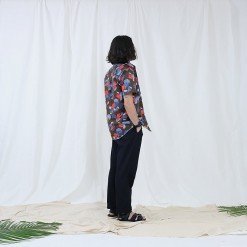 Mr.652 เสื้อเชิ้ตผู้ชายแขนสั้น ลายดอก Wild Lotus สีแดงฟ้าพื้นสีน้ำตาล - Image 5