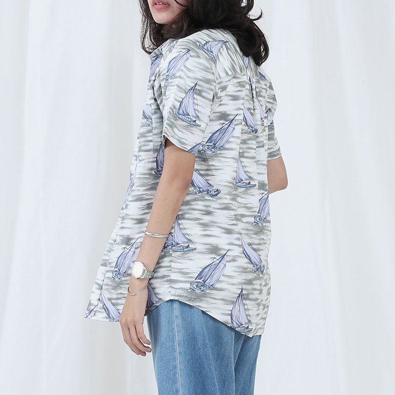 Mr.665 เสื้อเชิ้ตผู้หญิงแขนสั้น ลาย Sailing Storm สีเทา - Image 2
