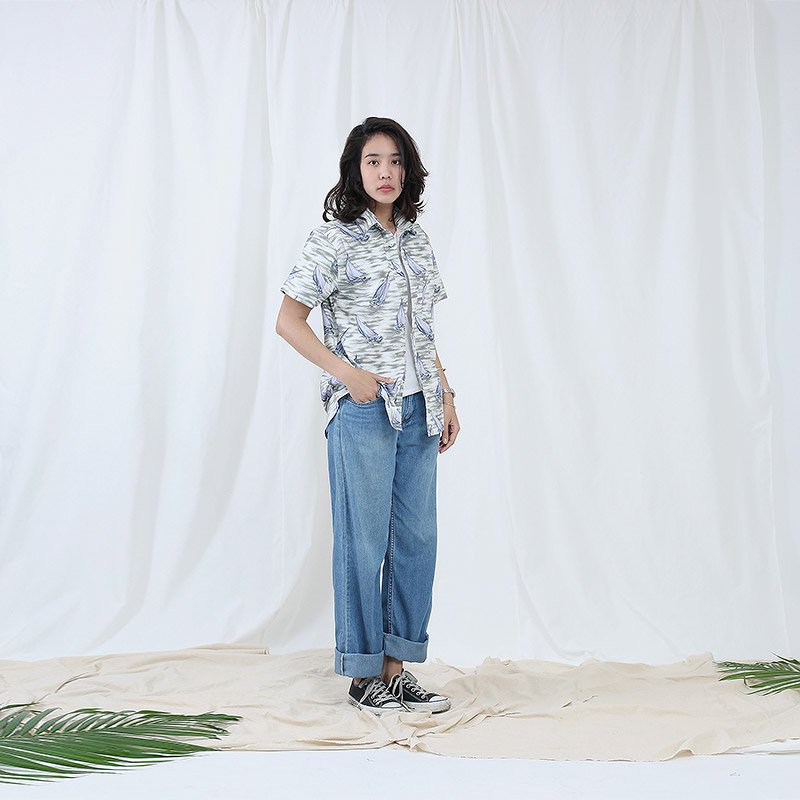 Mr.665 เสื้อเชิ้ตผู้หญิงแขนสั้น ลาย Sailing Storm สีเทา - Image 4