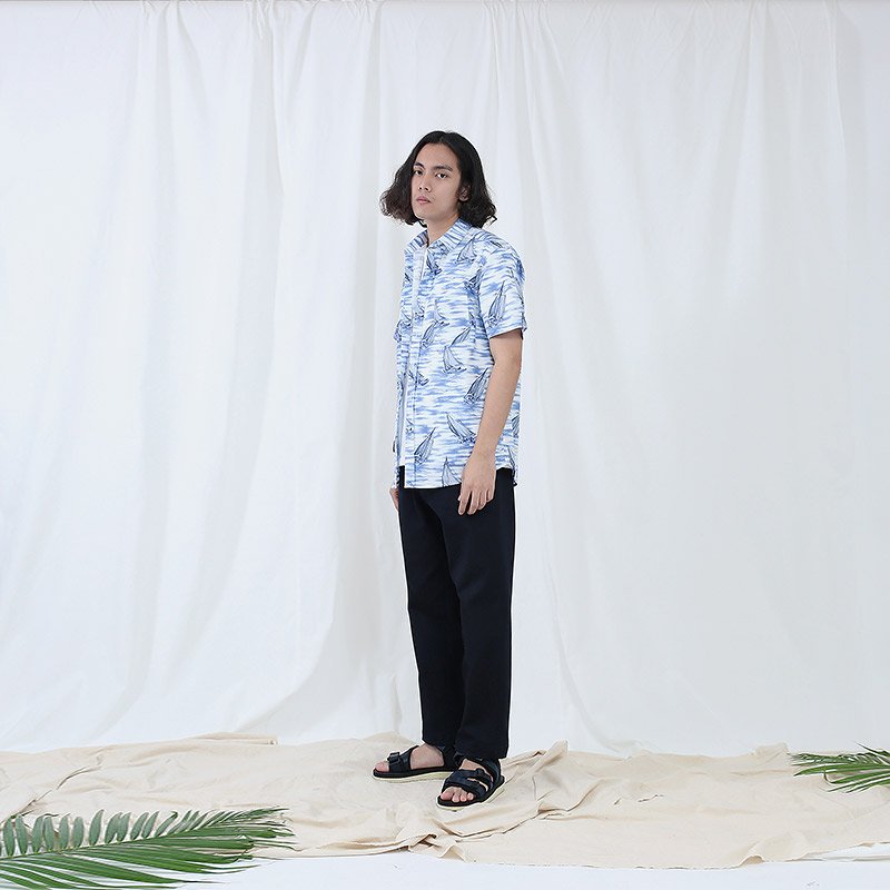 Mr.666 เสื้อเชิ้ตผู้ชายแขนสั้น ลาย Sailing Storm สีฟ้า - Image 4
