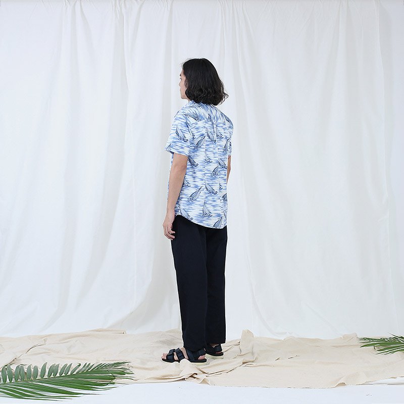 Mr.666 เสื้อเชิ้ตผู้ชายแขนสั้น ลาย Sailing Storm สีฟ้า - Image 5