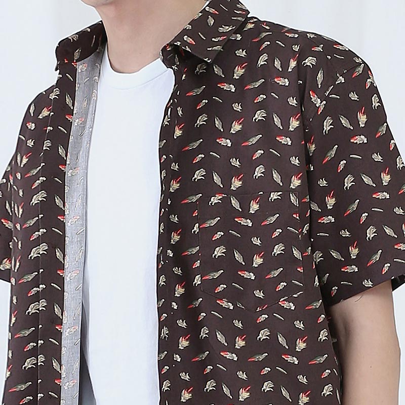 Mr.667 เสื้อเชิ้ตผู้ชายแขนสั้น ลายจุด Tiny Feather สีน้ำตาล - Image 3