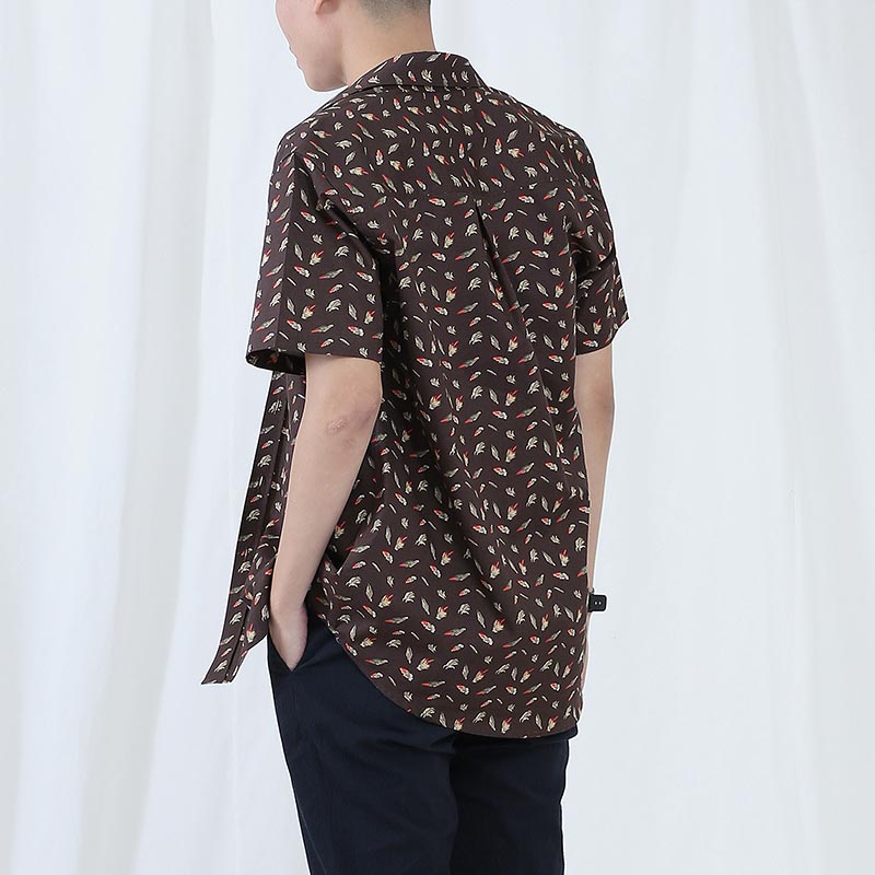 Mr.667 เสื้อเชิ้ตผู้ชายแขนสั้น ลายจุด Tiny Feather สีน้ำตาล - Image 2
