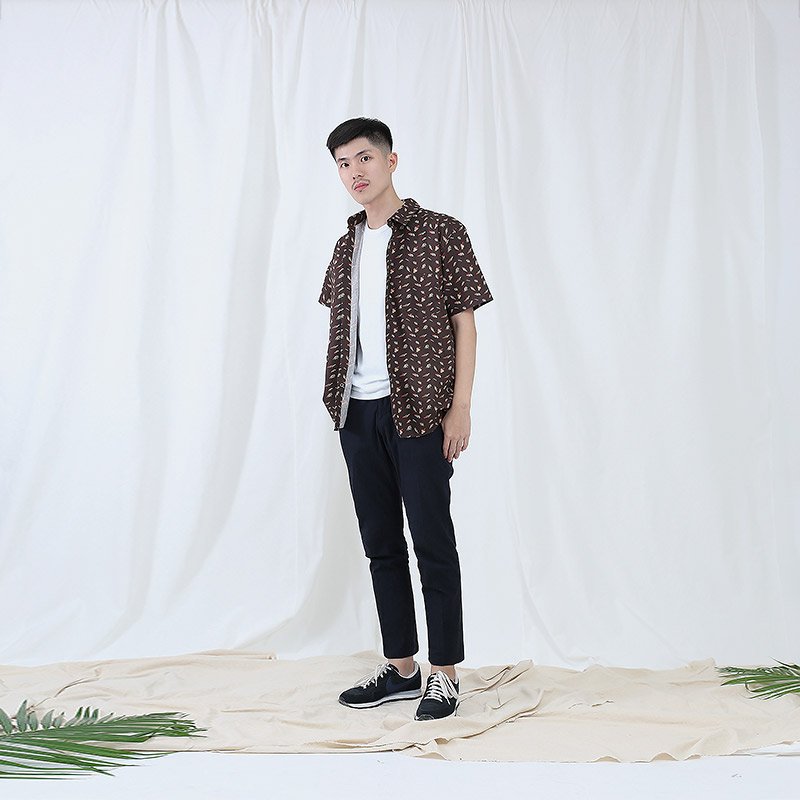 Mr.667 เสื้อเชิ้ตผู้ชายแขนสั้น ลายจุด Tiny Feather สีน้ำตาล - Image 4