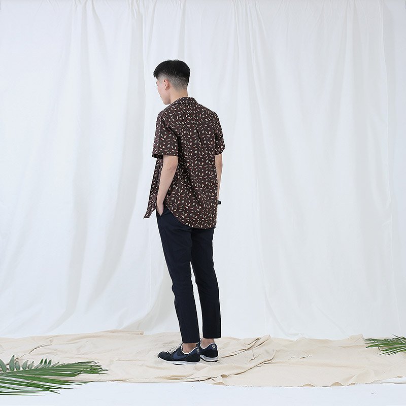 Mr.667 เสื้อเชิ้ตผู้ชายแขนสั้น ลายจุด Tiny Feather สีน้ำตาล - Image 5