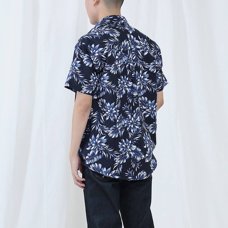 Mr.674 เสื้อเชิ้ตผู้ชายแขนสั้น ลายดอก Deep Blue Floral สีน้ำเงินเข้ม - Image 2