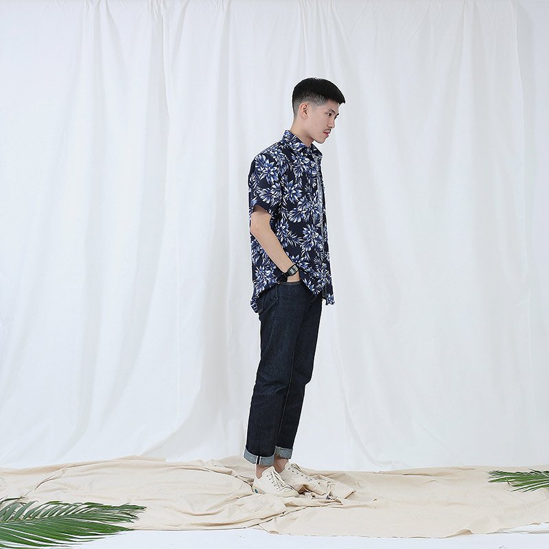 Mr.674 เสื้อเชิ้ตผู้ชายแขนสั้น ลายดอก Deep Blue Floral สีน้ำเงินเข้ม - Image 4