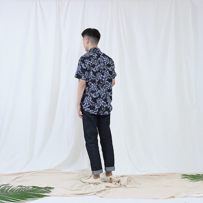 Mr.674 เสื้อเชิ้ตผู้ชายแขนสั้น ลายดอก Deep Blue Floral สีน้ำเงินเข้ม - Image 5