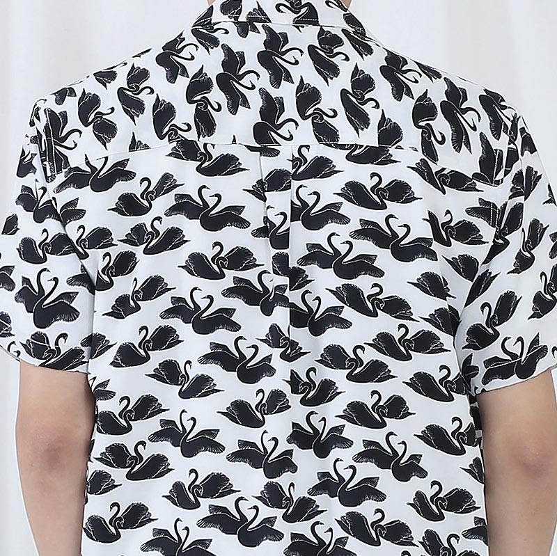 Mr.658 เสื้อเชิ้ตผู้ชายแขนสั้น ลายจุด Black Swan สีขาวดำ - Image 3