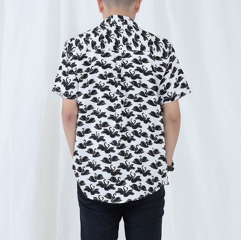 Mr.658 เสื้อเชิ้ตผู้ชายแขนสั้น ลายจุด Black Swan สีขาวดำ - Image 2
