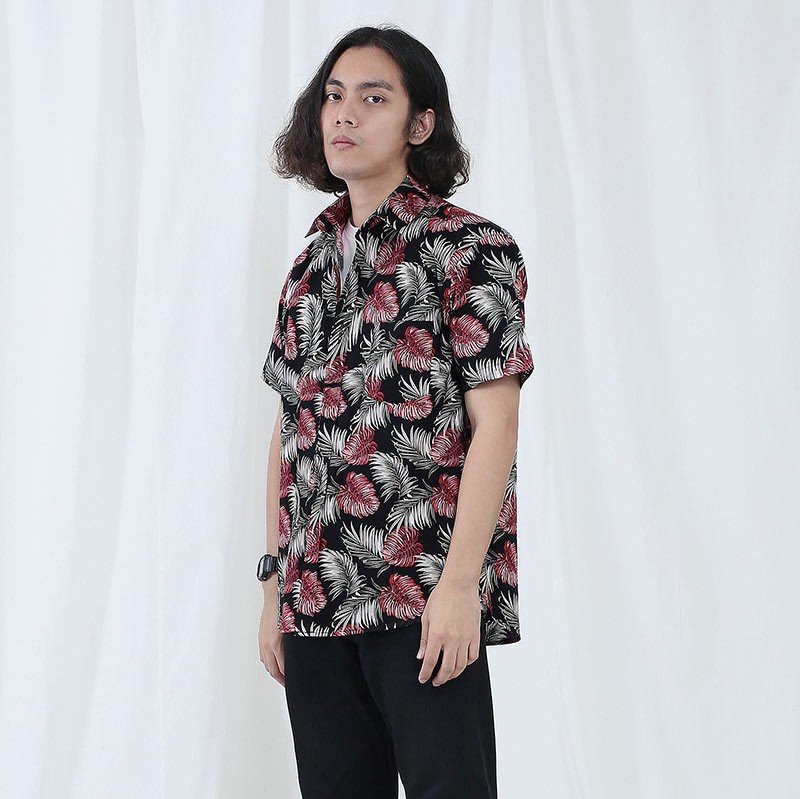 Mr.664 เสื้อเชิ้ตผู้ชายแขนสั้น ลาย Palm’s Leaf สีดำแดง