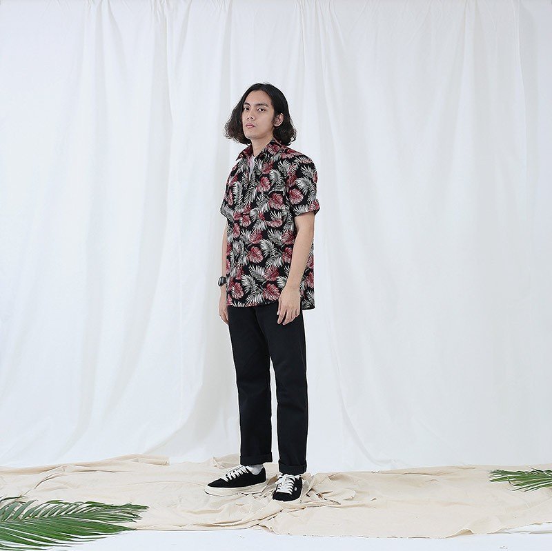 Mr.664 เสื้อเชิ้ตผู้ชายแขนสั้น ลาย Palm’s Leaf สีดำแดง - Image 4