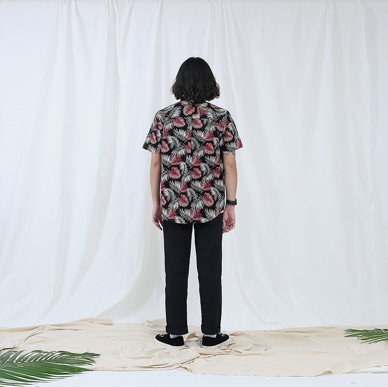 Mr.664 เสื้อเชิ้ตผู้ชายแขนสั้น ลาย Palm’s Leaf สีดำแดง - Image 5