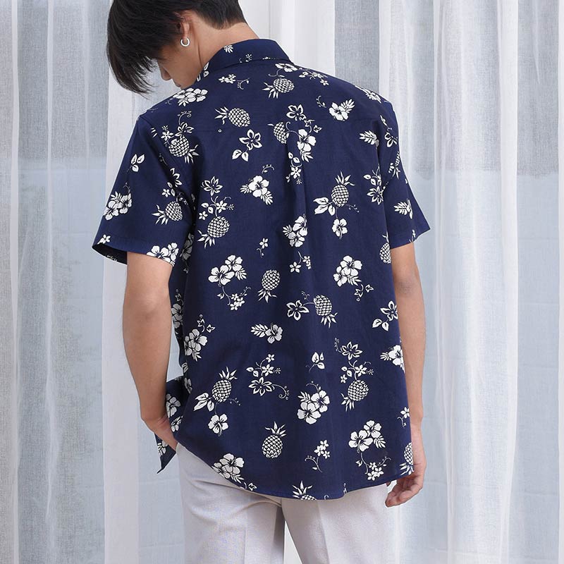 Mr.686 เสื้อเชิ้ตผู้ชายแขนสั้น ลายฮาวาย Pineapple Toss สีน้ำเงินเข้ม - Image 2