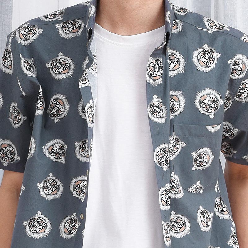 Mr.704 เสื้อเชิ้ตผู้ชายแขนสั้น ลายจุด Smiley Tiger สีเทา - Image 3