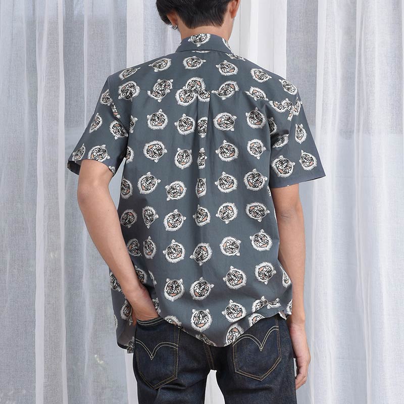 Mr.704 เสื้อเชิ้ตผู้ชายแขนสั้น ลายจุด Smiley Tiger สีเทา - Image 2