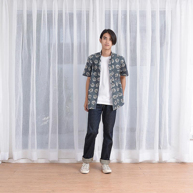 Mr.704 เสื้อเชิ้ตผู้ชายแขนสั้น ลายจุด Smiley Tiger สีเทา - Image 4