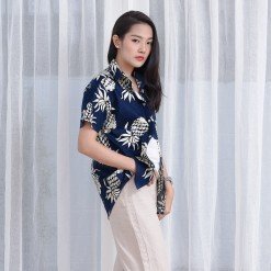 Mr.358 เสื้อเชิ้ตผู้หญิงแขนสั้น ลายสับปะรดสีครีมพื้นน้ำเงินเข้ม