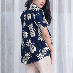 Alternative view of Mr.358 เสื้อเชิ้ตผู้หญิงแขนสั้น ลายสับปะรดสีครีมพื้นน้ำเงินเข้ม