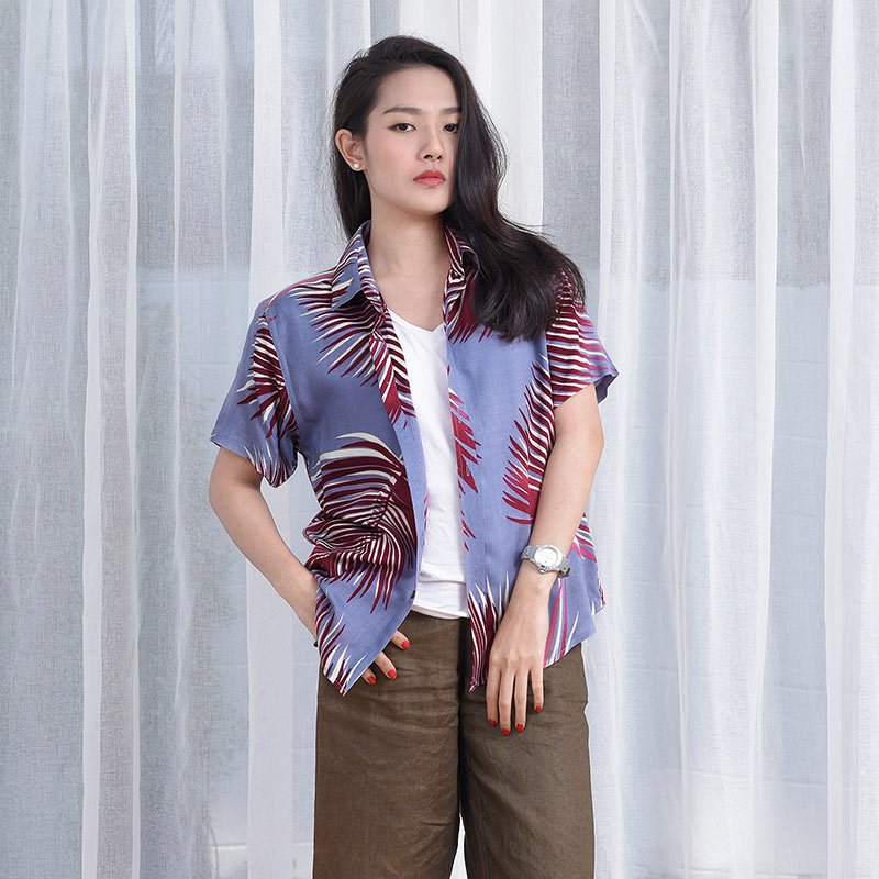 Mr.696 เสื้อเชิ้ตผู้หญิงแขนสั้น ลายฮาวาย Red Leaves สีแดงพื้นสีม่วง