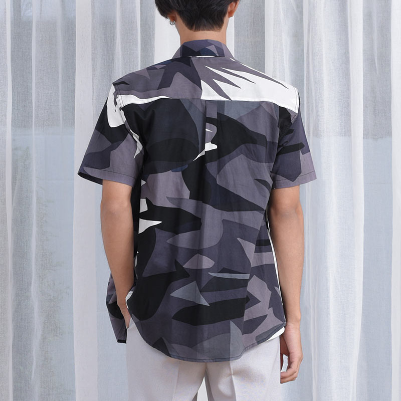 Mr.709 เสื้อเชิ้ตผู้ชายแขนสั้น ลาย Abstract Greyscale สีเทา - Image 2