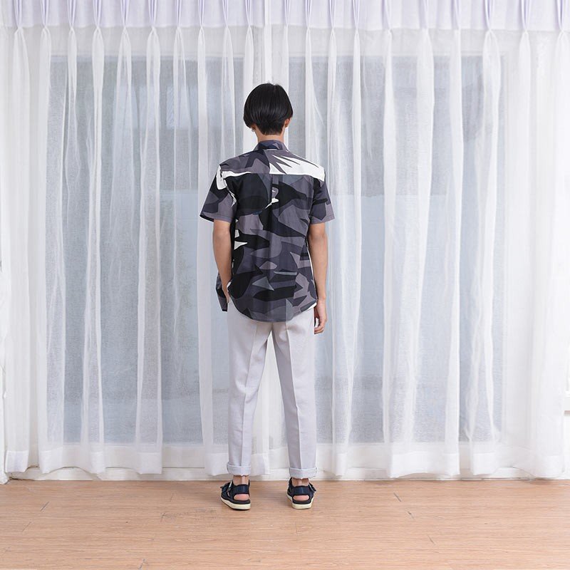 Mr.709 เสื้อเชิ้ตผู้ชายแขนสั้น ลาย Abstract Greyscale สีเทา - Image 5