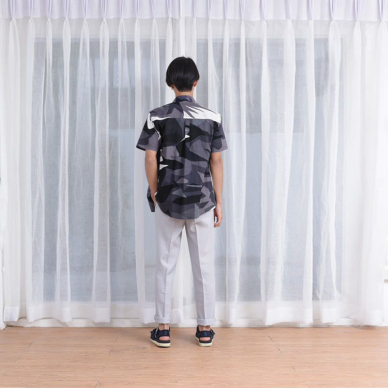 Mr.709 เสื้อเชิ้ตผู้ชายแขนสั้น ลาย Abstract Greyscale สีเทา - Image 5