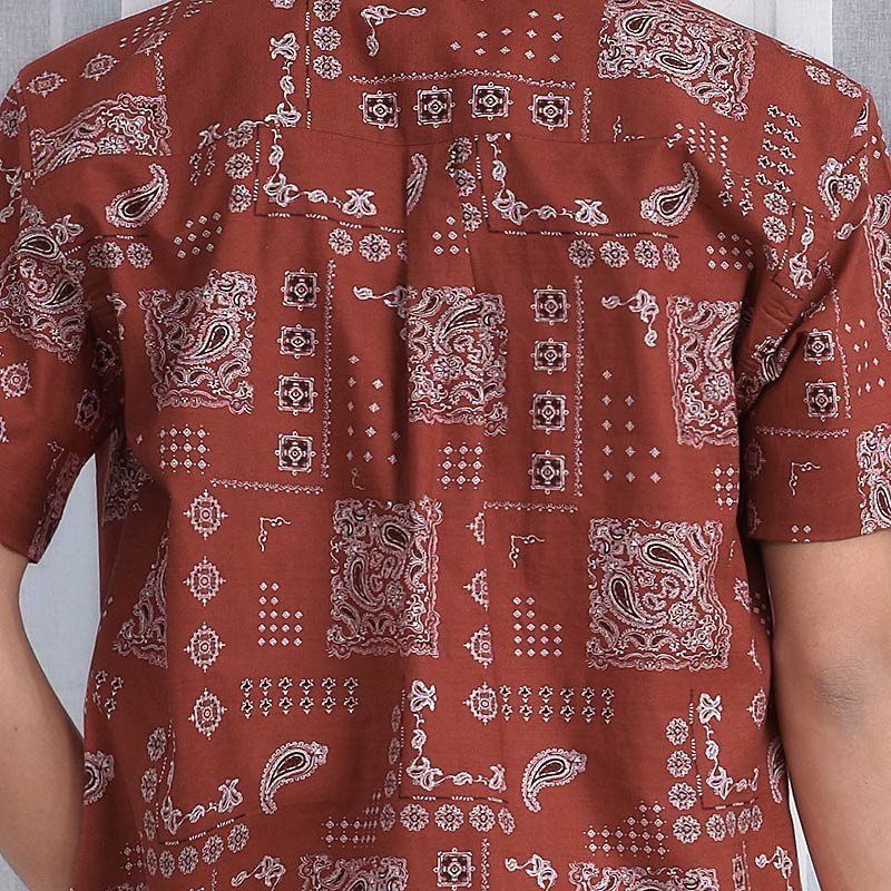 Mr.710 เสื้อเชิ้ตผู้ชายแขนสั้น ลาย Paisley Bandana สีแดง - Image 3