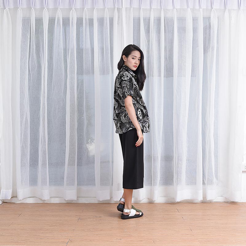Mr.706 เสื้อเชิ้ตผู้หญิงแขนสั้น ลาย Black Leaves สีดำ - Image 4