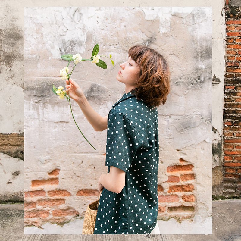 Mr.739 เสื้อเชิ้ตผู้หญิงแขนสั้น ลายจุด Linen Polka Dot สีเขียวเข้ม
