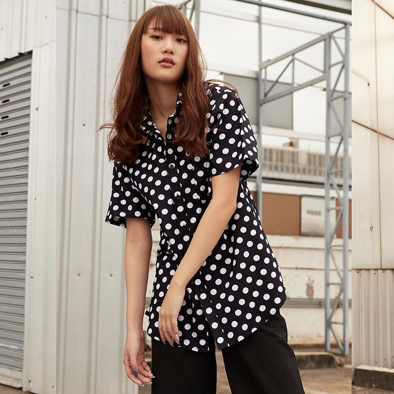 Mr.759 เสื้อเชิ้ตผู้หญิงแขนสั้น ลายจุด Polka Dot สีดำ