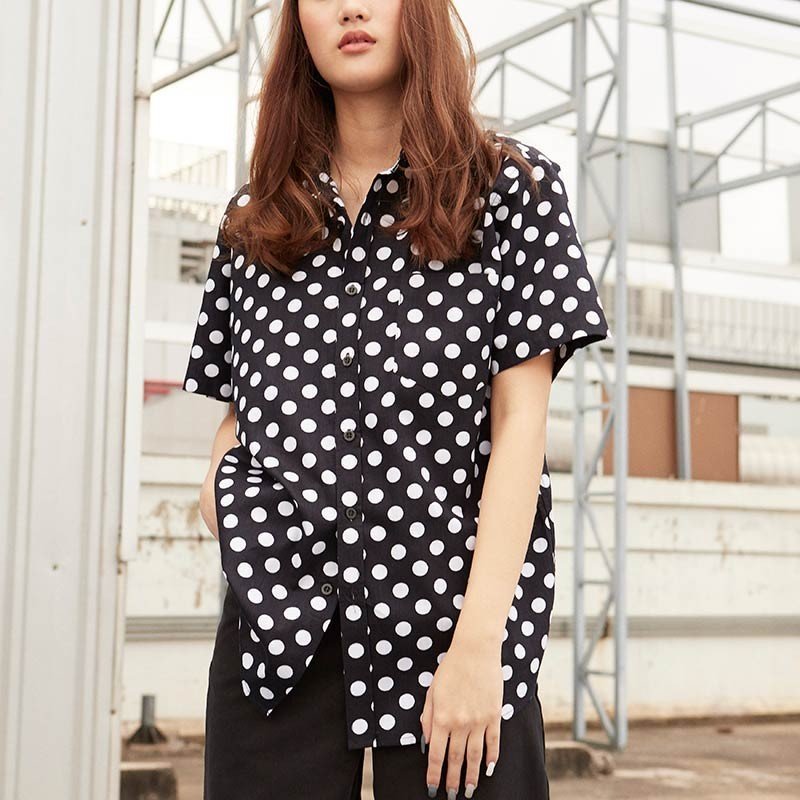 Mr.759 เสื้อเชิ้ตผู้หญิงแขนสั้น ลายจุด Polka Dot สีดำ - Image 3