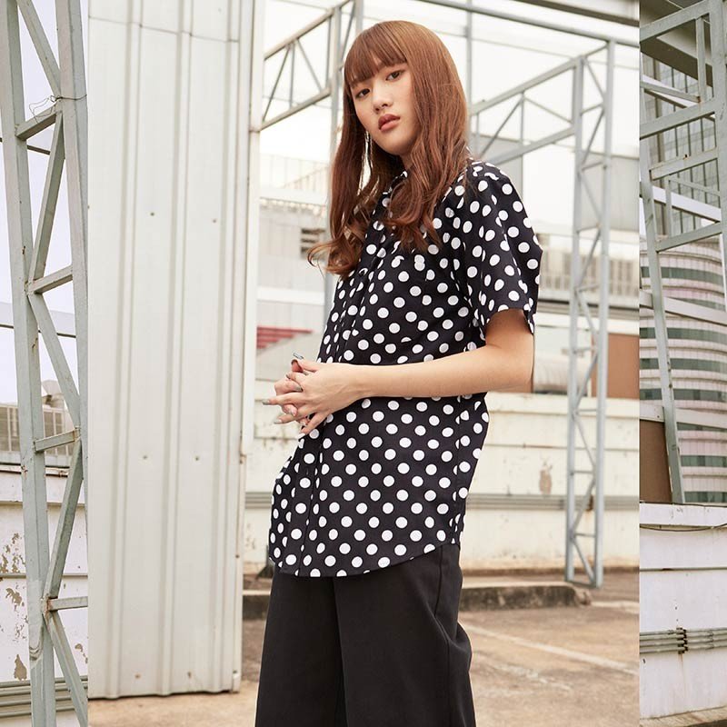 Mr.759 เสื้อเชิ้ตผู้หญิงแขนสั้น ลายจุด Polka Dot สีดำ - Image 4