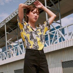 Alternative view of YMS-008 เสื้อเชิ้ตทรงฮาวายผู้หญิง ลายดอก Hawaii Sunflower สีเหลือง