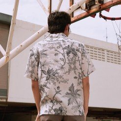 Alternative view of YMS-009 เสื้อเชิ้ตทรงฮาวายผู้ชาย ลายดอก Darjeeling Linen Floral สีเทาอ่อน