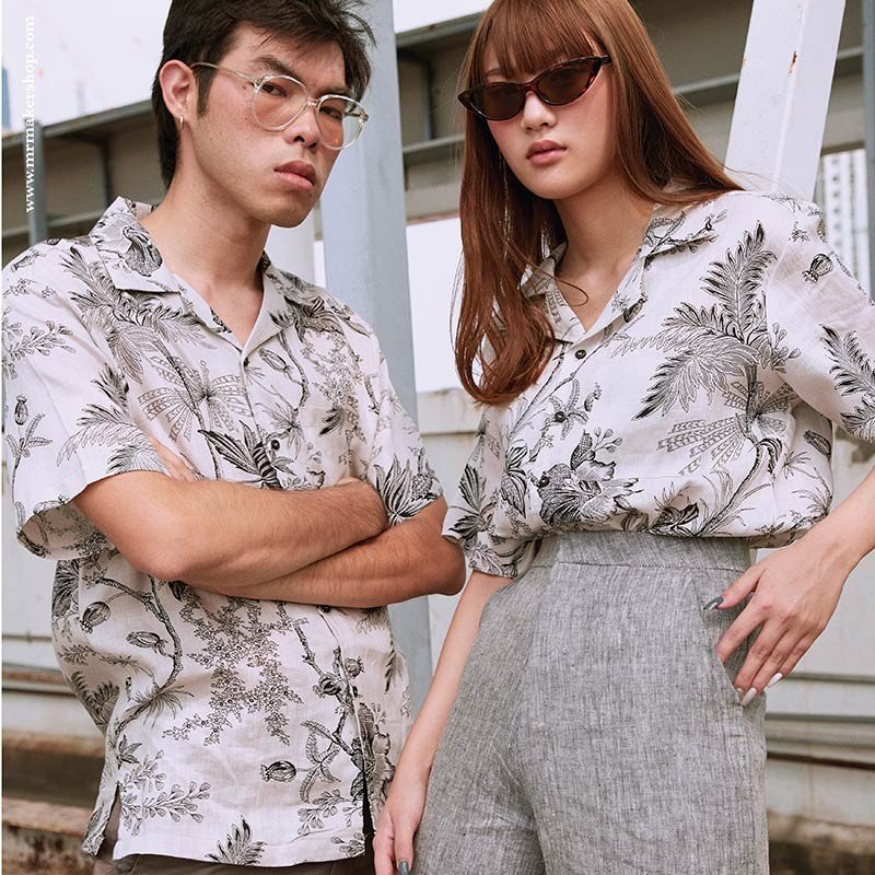 YMS-009 เสื้อเชิ้ตทรงฮาวายผู้ชาย ลายดอก Darjeeling Linen Floral สีเทาอ่อน - Image 4