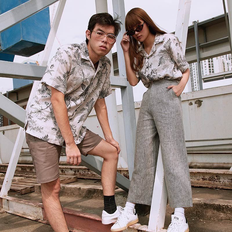 YMS-009 เสื้อเชิ้ตทรงฮาวายผู้ชาย ลายดอก Darjeeling Linen Floral สีเทาอ่อน - Image 5
