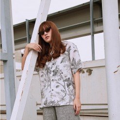 YMS-009 เสื้อเชิ้ตทรงฮาวายผู้หญิง ลายดอก Darjeeling Linen Floral สีเทาอ่อน